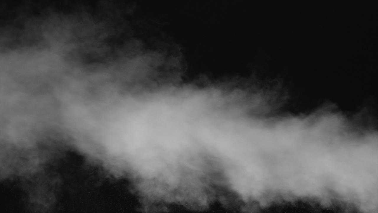 Vapore acqueo bianco su sfondo nero. Primo piano 4K