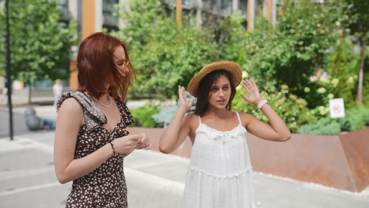 거리에서 대화하는 두 여인