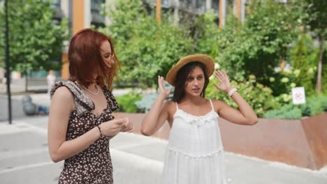 dos mujeres hablando en la calle.