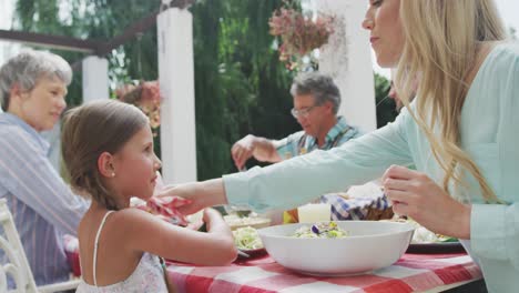 familia feliz comiendo juntos en la mesa
