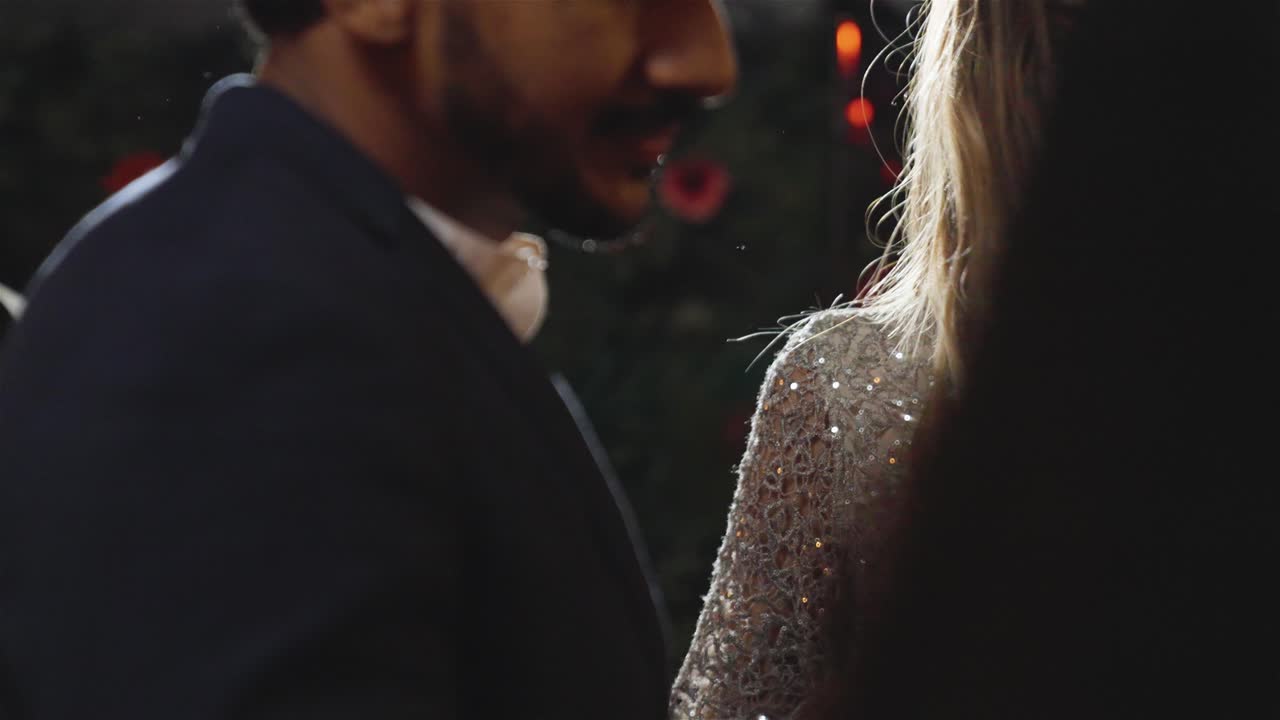 클럽에서 춤추는 몇몇 친구들의 트래킹 샷