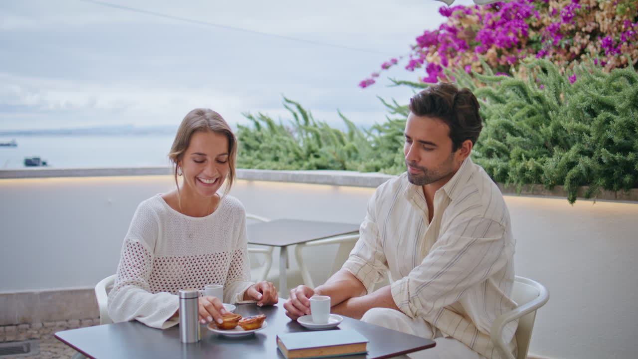 사랑하는 커플 휴식 카페 테라스 클로즈업. 행복한 여자 남자친구 디저트를 먹이는
