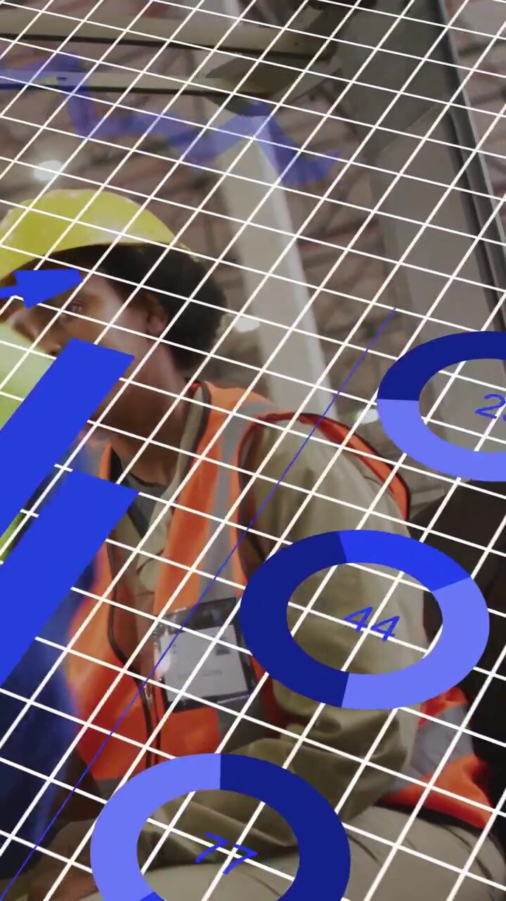 Vídeo vertical: Trabalhador da construção usando rádio, grade de RA e gráficos azuis revelando um crachá de segurança.
