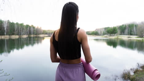 Mujer-Con-Estera-En-El-Bosque