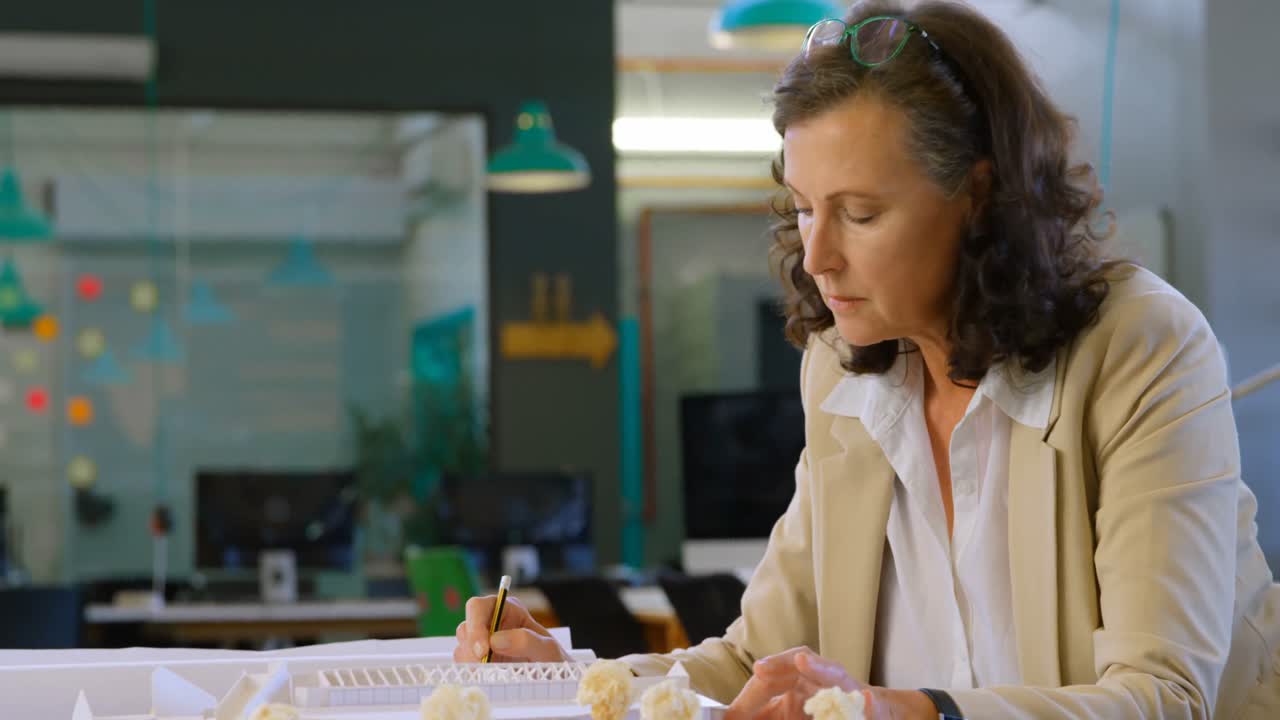 Executiva trabalhando na mesa no escritório 4k