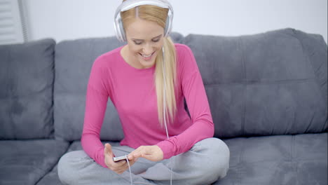 Mujer-Escuchando-Música-Desde-El-Teléfono-Usando-Auriculares