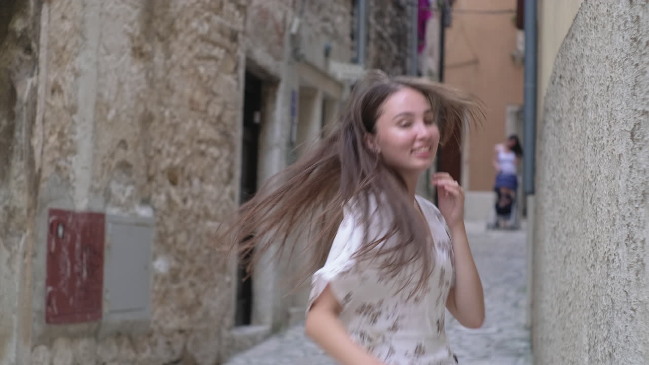 매력적인 오래된 유럽 골목길을 고 있는 여자
