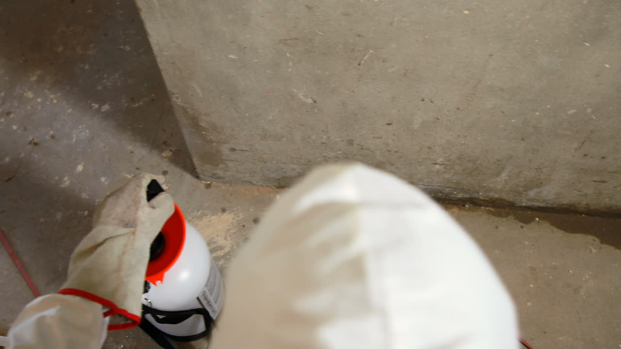 hombre haciendo control de plagas