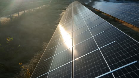 drone disparó lentamente sobre una célula fotovoltaica, en una noche fría y de otoño en un campo solar