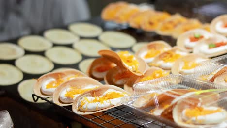 cocinando panqueques tailandeses en el mercado flotante de bangkok
