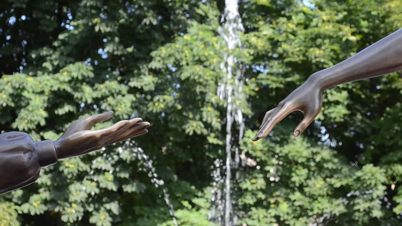 Pancaran air mancur, percikan air untuk cinta. Pasangan kekasih di dekat air mancur