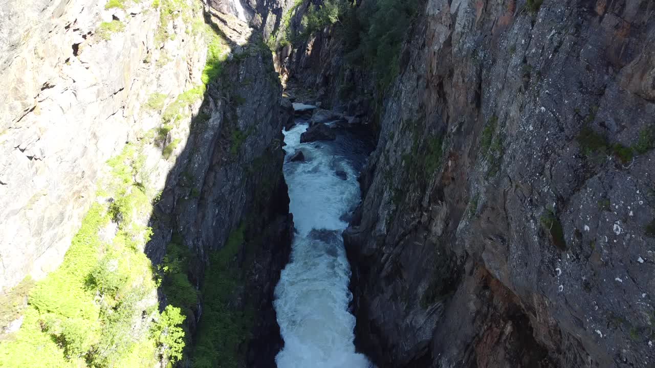 volando a través del cañón de la enorme cascada de voringfossen en noruega
