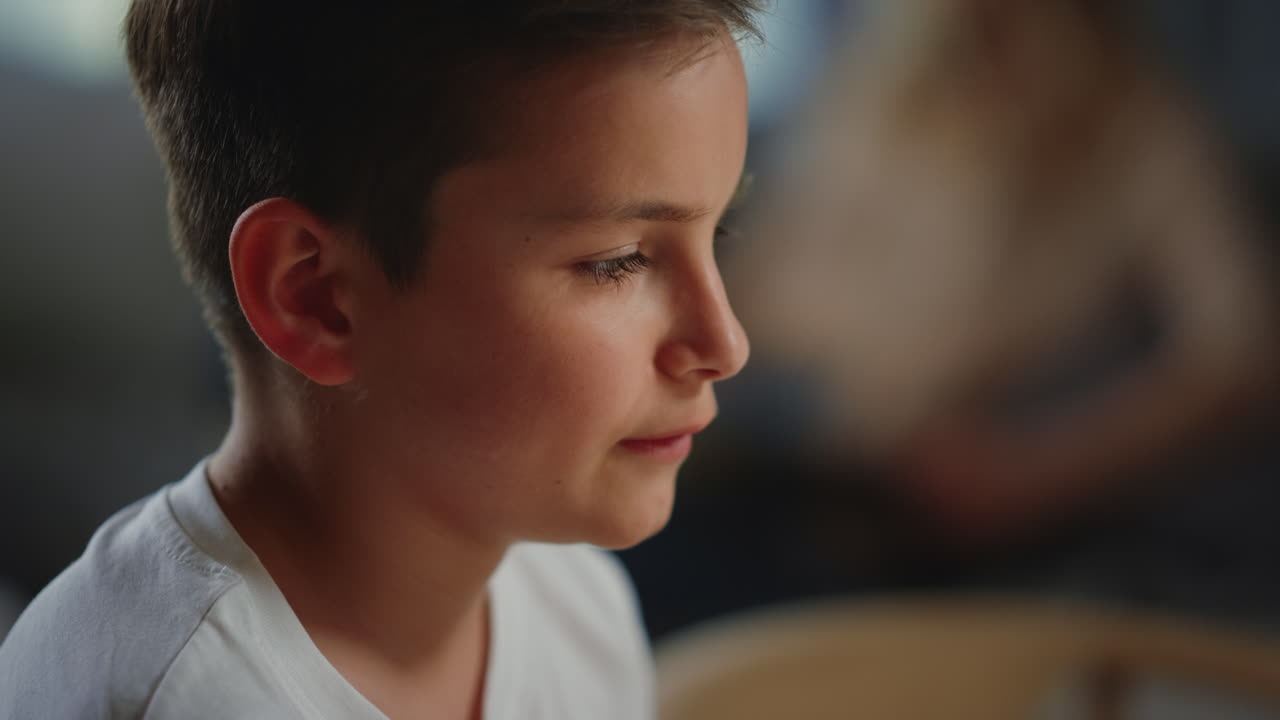 온라인 시험을 치르는 학생. 가상 수업 중에 질문에 답하는 소년.