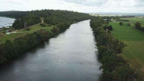 Luftaufnahmen-über-Dem-Schneebedeckten-Fluss-Zwischen-Marlo-Und-Orbost,-In-Gippsland,-Victoria,-Australien,-Dezember-2020