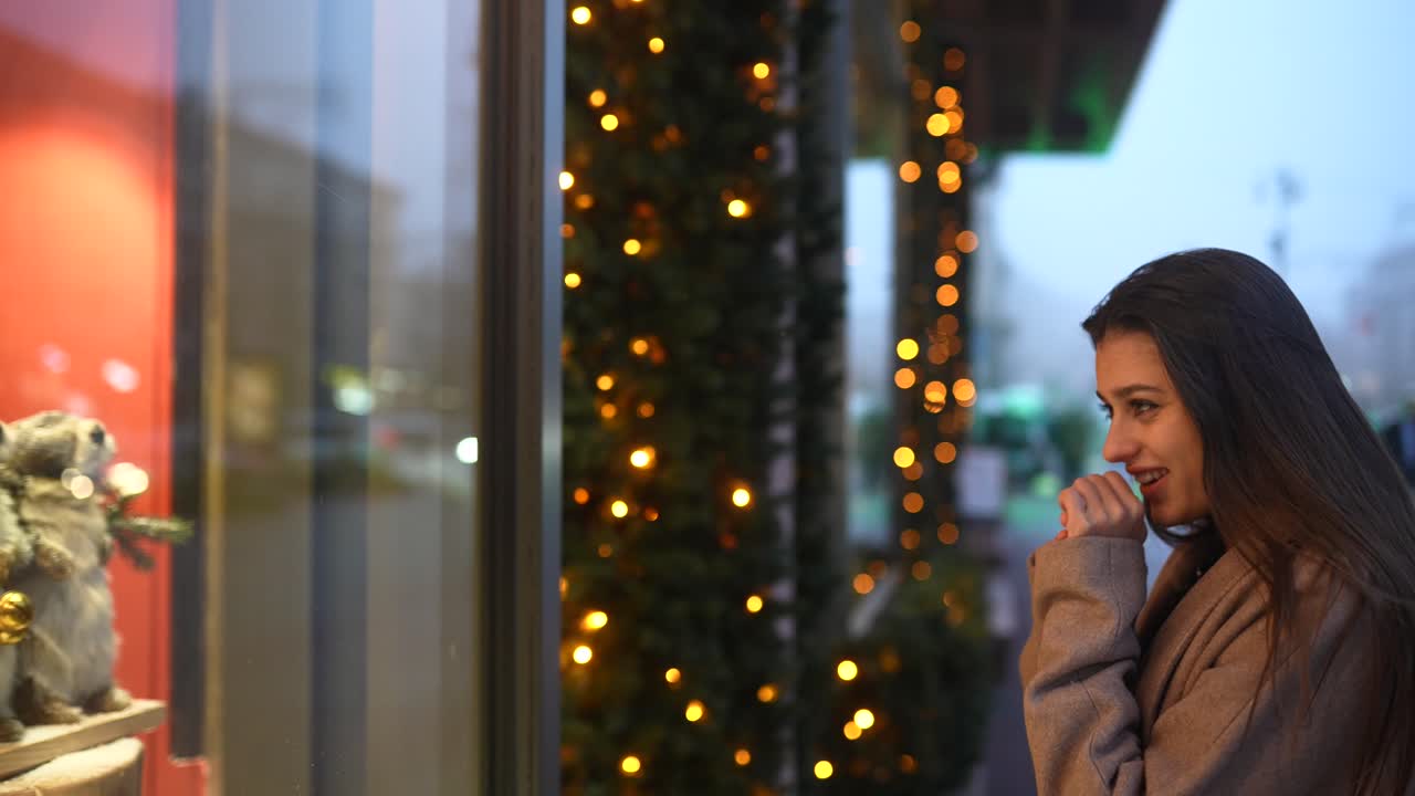 크리스마스 때 창문 쇼핑 하는 여자