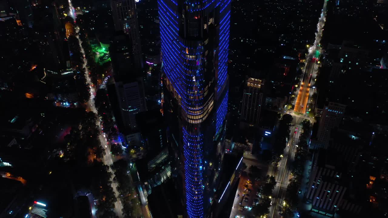 noche iluminado centro de la ciudad de nanjing tráfico calle círculo torre aérea topdown panorama 4k china