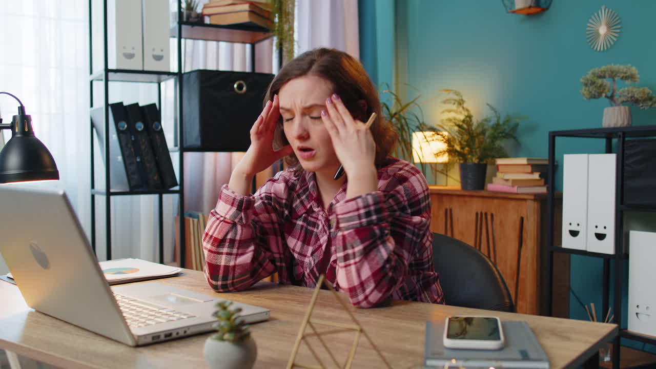 스트레스를 받은 슬픈 사업가 여성 직장을 잃고 가정, 사무실, 직장에서 재정적 문제를 겪고 파산