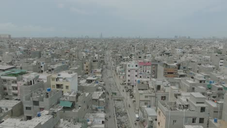 vista aérea de la densa expansión urbana en el centro de karachi