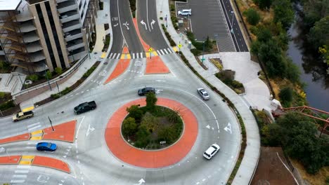 hyperlapse drone disparado dando vueltas en una rotonda urbana llena de tráfico, en estados unidos nublado