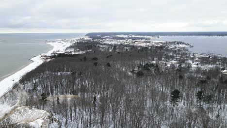 Panorámica-Sobre-Bosques-Y-Dunas-Cerca-De-La-Orilla-Del-Lago-Michigan