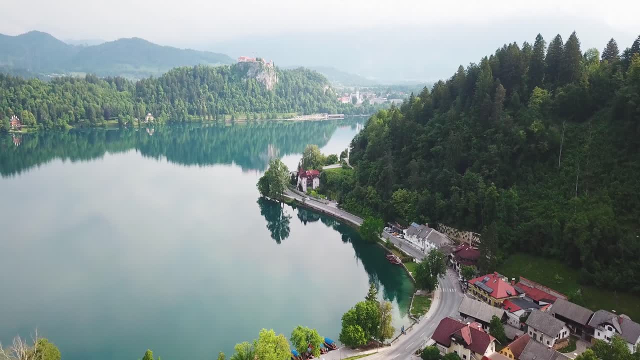 Veduta aerea della città di Bled in Slovenia sulla riva del Lago di Bled.