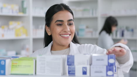 uma estudante de farmácia sorridente a trabalhar com uma loja.
