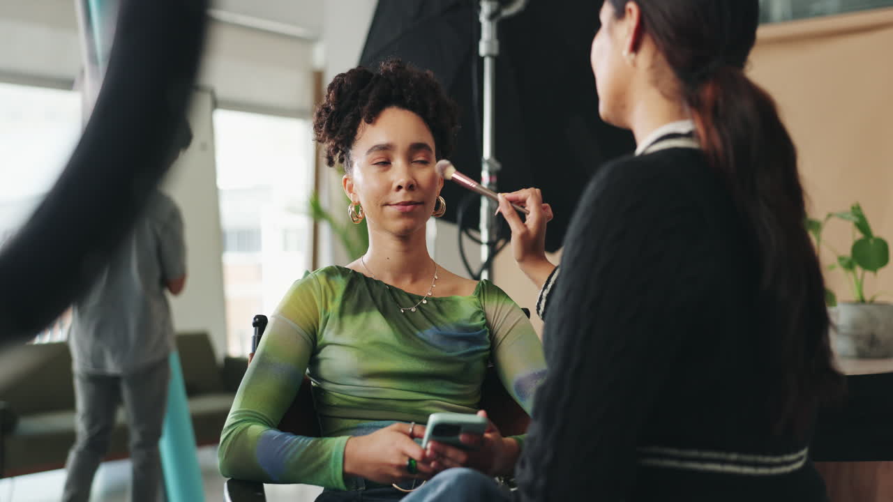 artista de maquillaje aplicando maquillaje a un modelo en el estudio