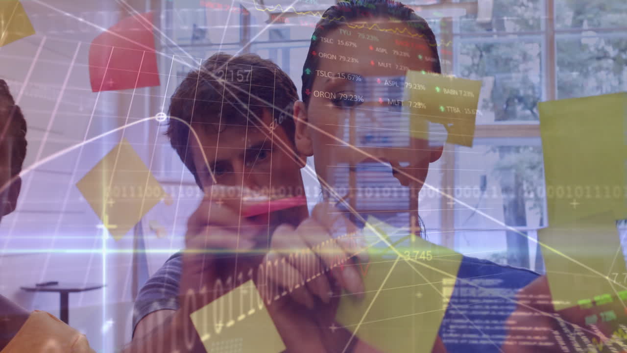 animación del procesamiento de datos financieros en diversos grupos de empresarios