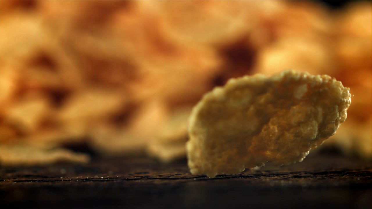 Cornflake Emas Jatuh Perlahan di Permukaan Gelap