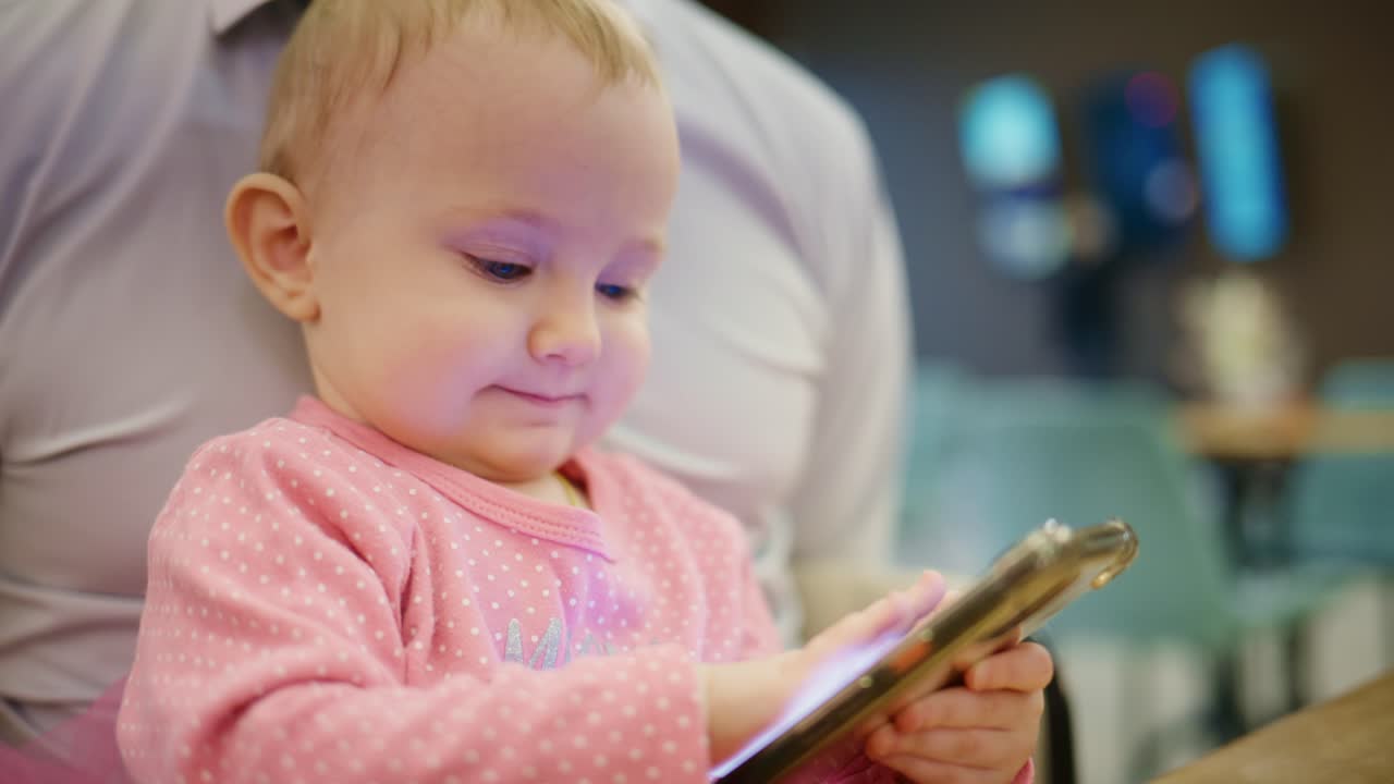スマートフォンの画面で遊ぶ幸せな赤ちゃん