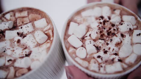 Dos-Tazas-De-Cacao-Para-Calentar-Las-Manos-De-La-Gente-Con-Malvavisco-En-Invierno-Con-Nieve-En-El-Fondo