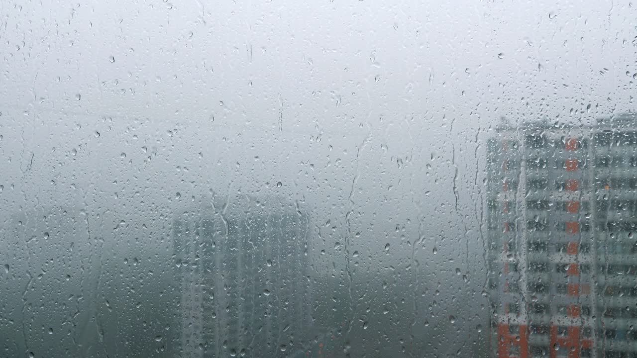 창문에 방울이 떨어지는. 비가 오는 날씨. 클로즈업