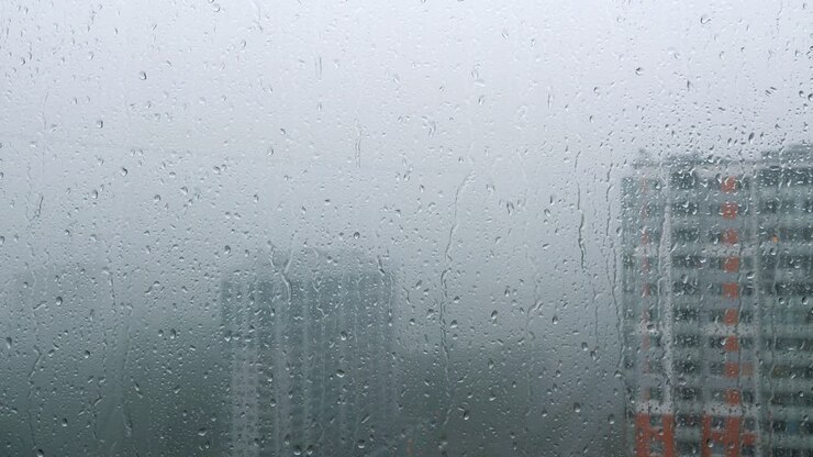 gotas de lluvia en la ventana. tiempo lluvioso. primer plano