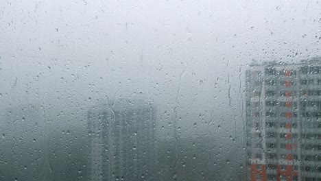 Regentropfen-Auf-Dem-Fenster.-Regenwetter.-Nahaufnahme