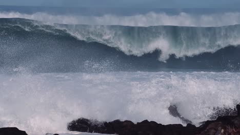 Hermosas-Olas-Del-Océano-En-Cámara-Lenta-Chocando-Y-Rompiendo-En-La-Orilla-Del-Mar-En-Hawaii