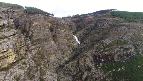 Fisgas-De-Ermelo-Wasserfall-Drohnen-Luftaufnahme-In-Mondim-De-Basto,-Das-Schönste-In-Portugal