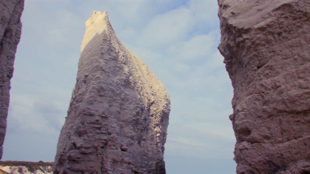 Broadstairs, Marine Drive'da bulunan Botany Bay Plajı'nda, alçak gelgitte üç tebeşir yığını arasından geniş açılı kaydırma çekimi.