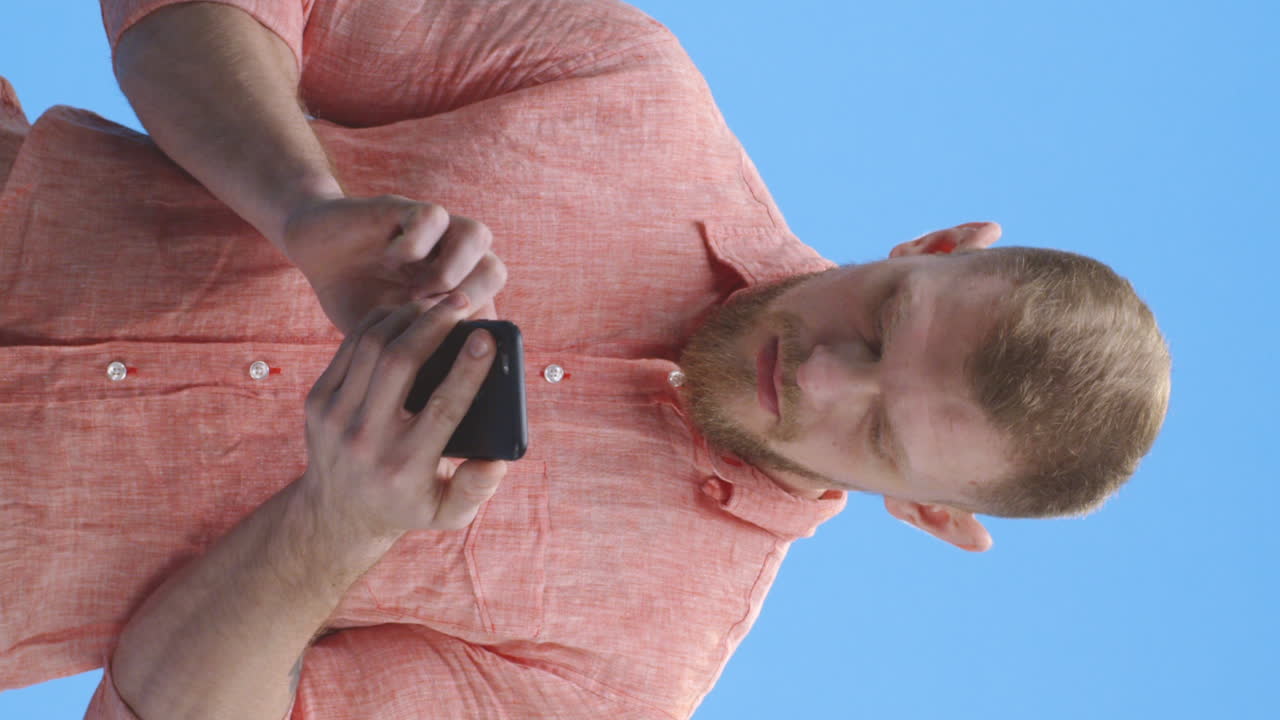 밖에서 스마트폰을 사용하는 남자