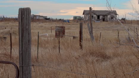 Una-Granja-Abandonada-Del-Viejo-Oeste-En-El-Este-De-Colorado