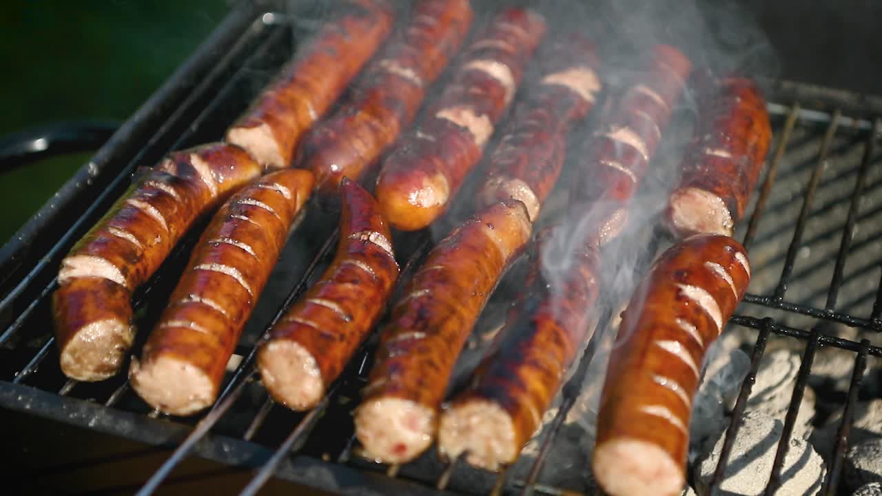 asar sabrosas salchichas a la parrilla