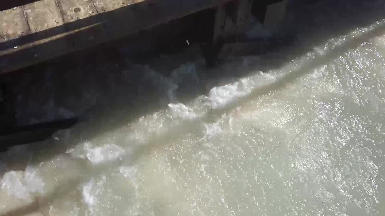 화창한 날 부두에 파도가 부딪친다