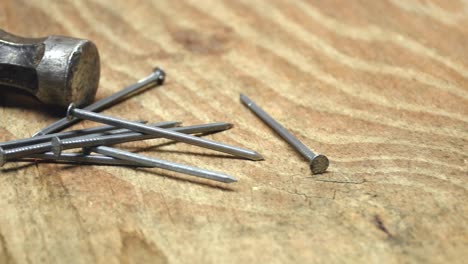 martillo y clavos sobre una mesa rústica de madera en el taller, la verdadera artesanía necesita espacio y herramientas