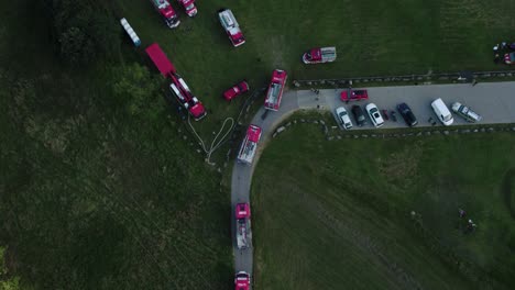 impresionante vista de pájaro de los camiones de bomberos durante el desfile 4k