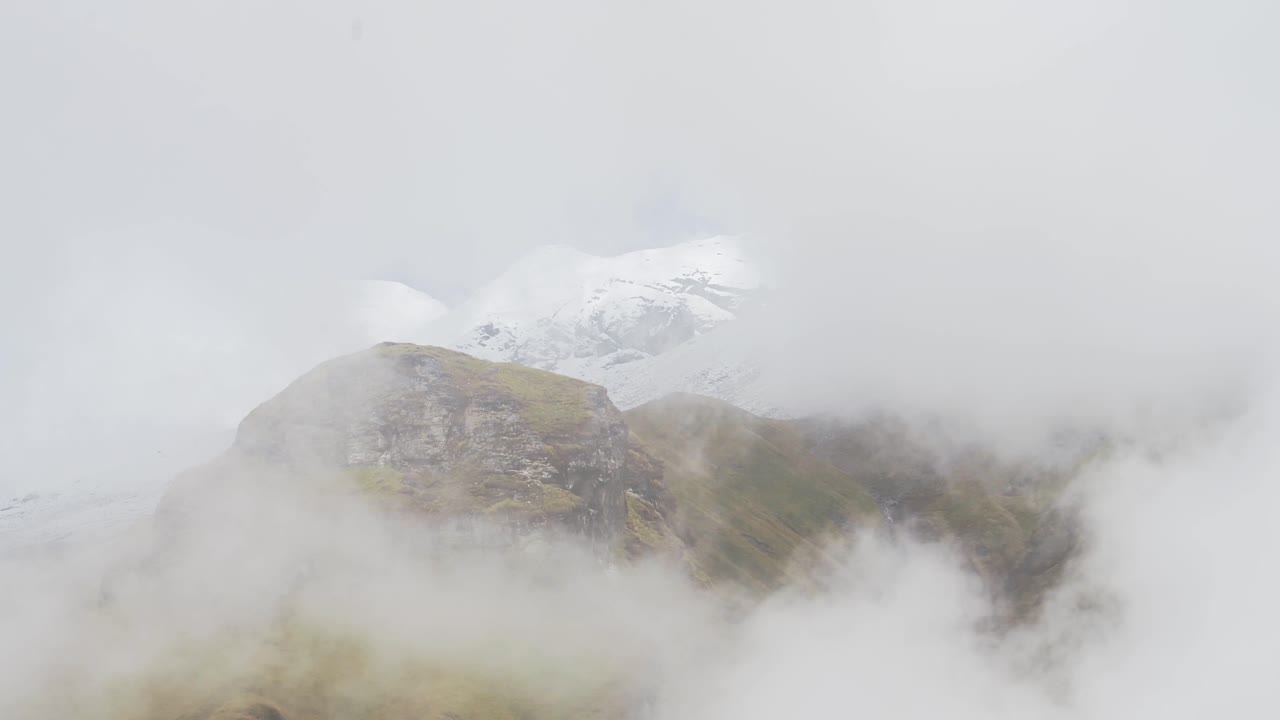 울불한 산, 구름 속의 풍경, 바위 가득한 히말라야 산 경관, 구름을 통해 볼 수 있는, 네팔의 산을 가로질러 움직이는.