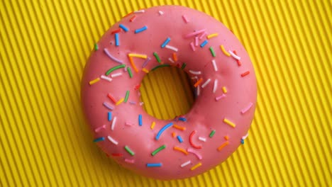 el donut glazado de primer plano.