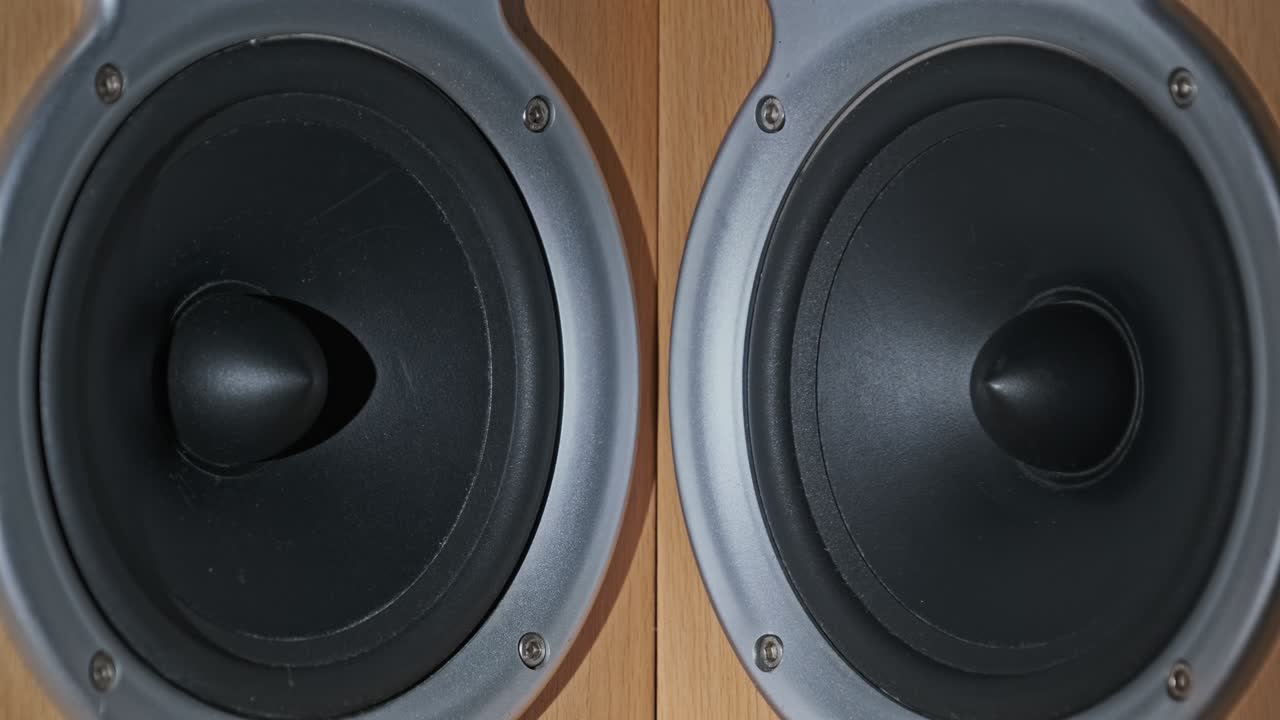 두 개의 오디오 스피커가 느린 동작, 스테레오, 클로즈업에서 사운드 베이스에서 진동합니다.