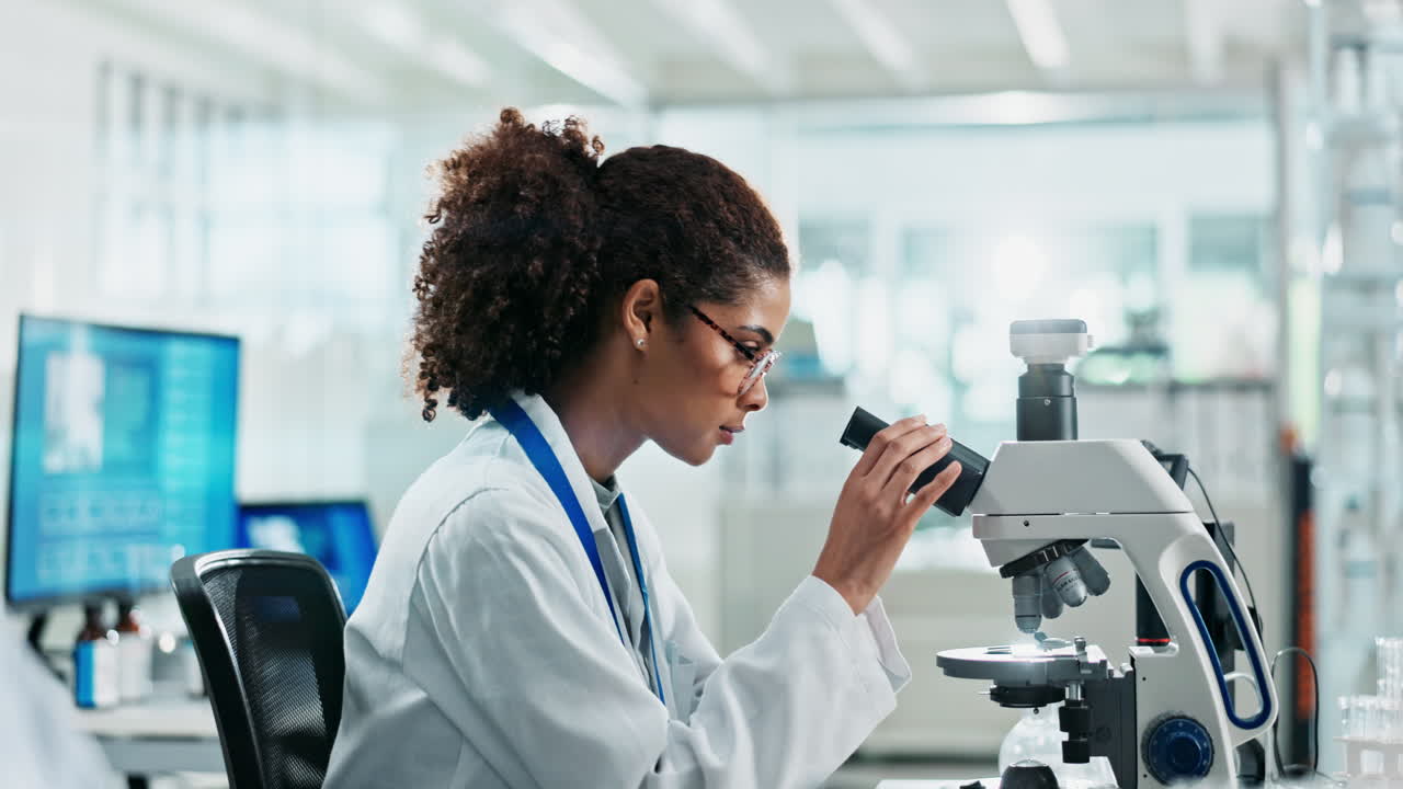 Scienziati che lavorano in un laboratorio