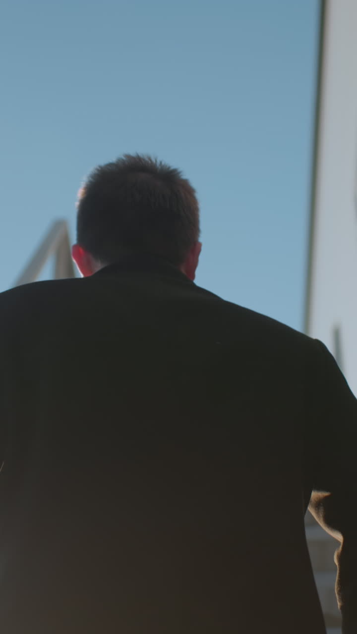 뒷모습 개인 등반 계단 바 서류 가방 왼쪽 손에서 오른쪽 손으로 빛이 철 레일링에 반사, 느린 움직임 상승 움직임