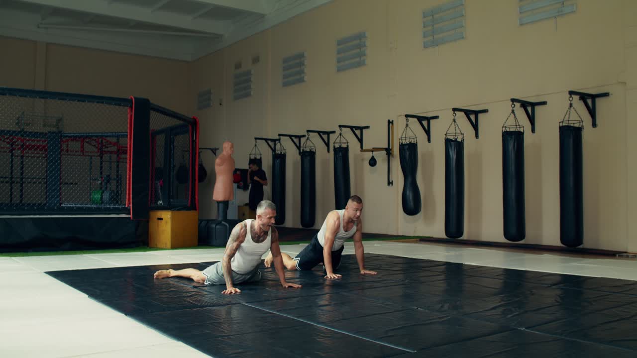 Uomini che si allenano in palestra