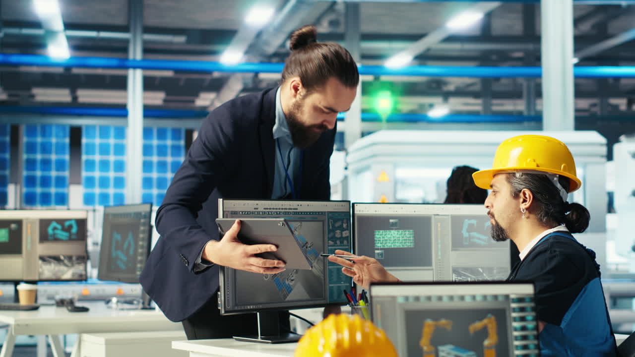 ricercatore presenta ai dipendenti nuovi materiali fotovoltaici su tablet